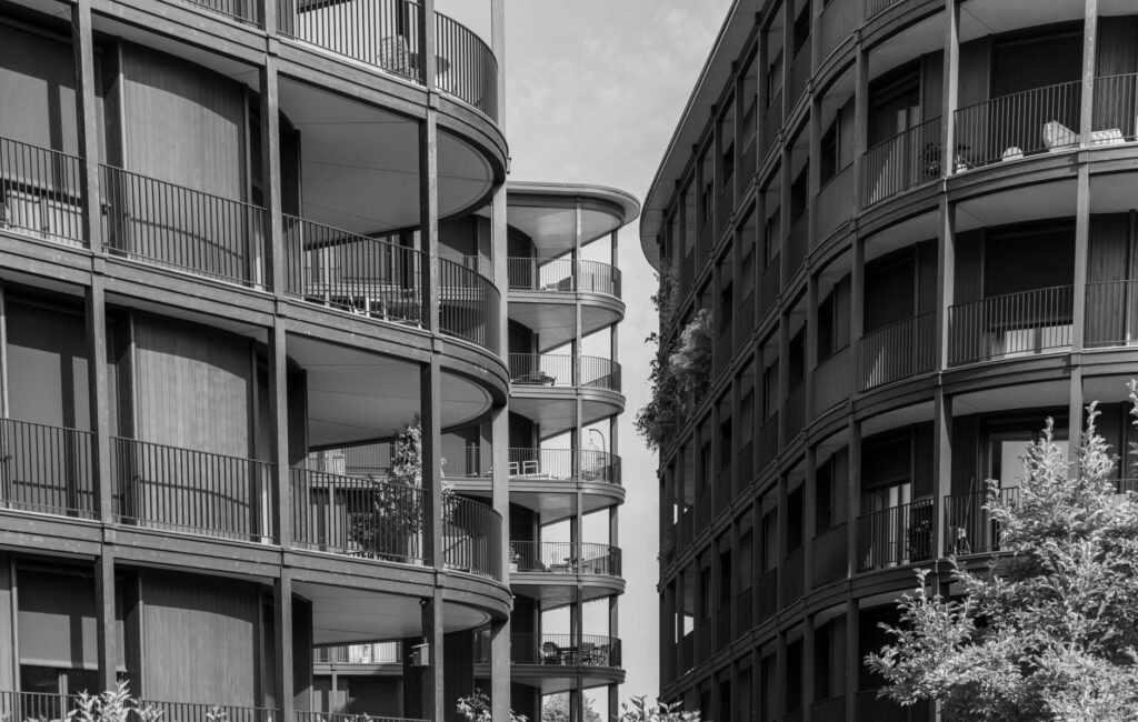 Edificio de obra nueva en Valencia con fachada moderna y balcones