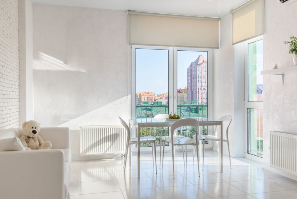 Salón luminoso de un piso en Valencia preparado para la venta, antes de calcular los gastos de vender un piso en Valencia