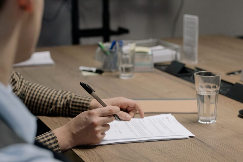 Documentación necesaria para vender un piso en Valencia sobre la mesa de una oficina inmobiliaria