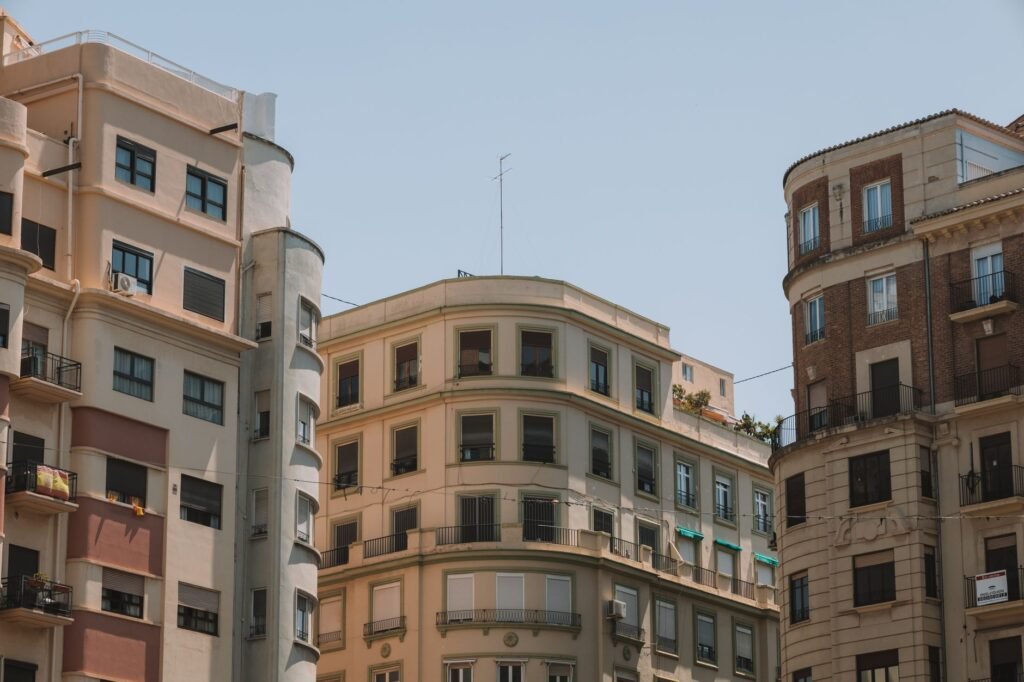 Fachadas de edificios de viviendas en una calle de Benimaclet, Valencia, barrio donde muchos se plantean vivir en Benimaclet